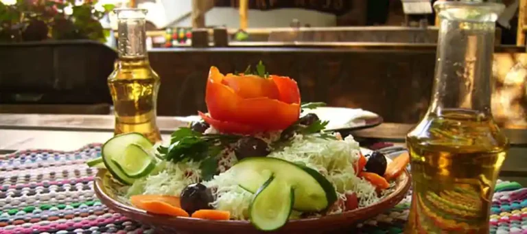Rakija i salata.