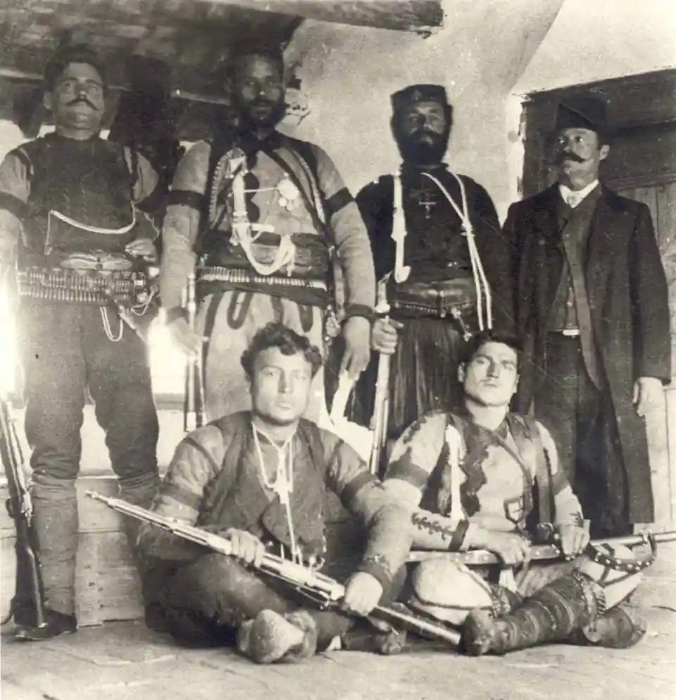 Gonos Yiotas, Lazos Dogiamas, Apostolis Matopoulos, Dr. Antonakis und zwei weitere sitzende in Koulakia, ca. 1908