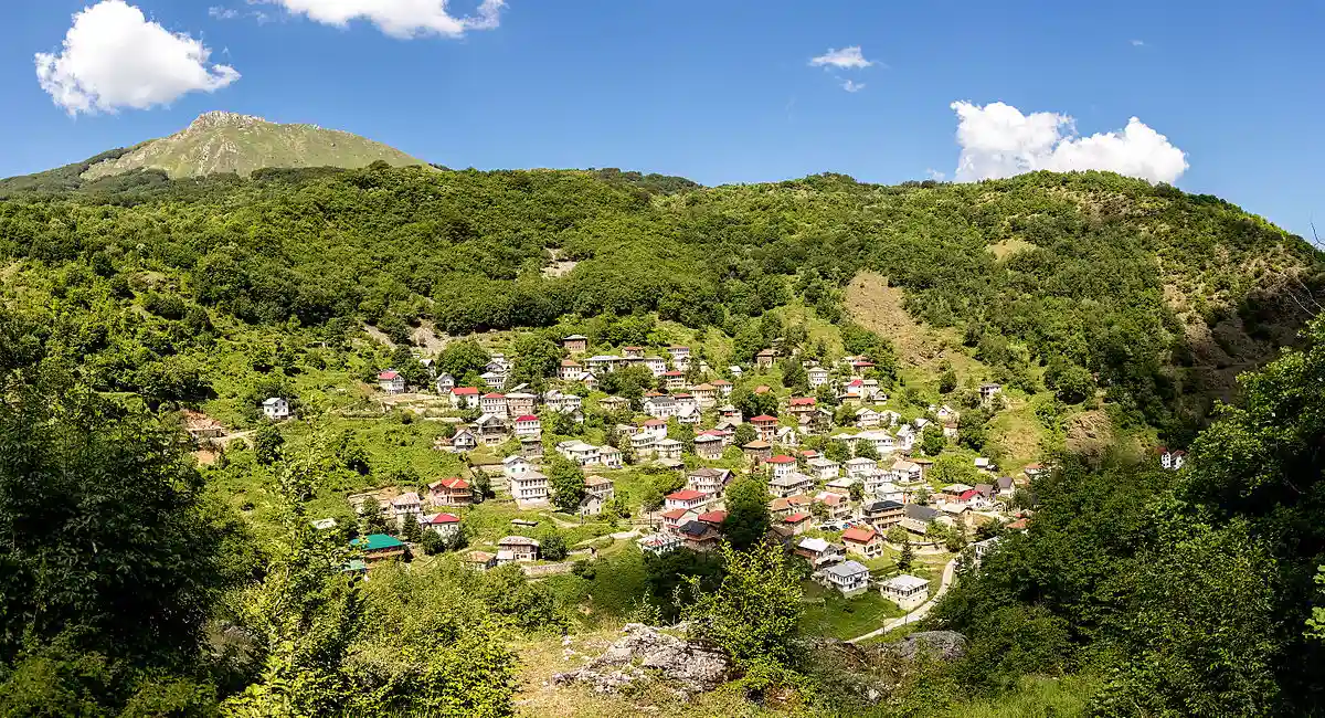 Panoramablick auf das Dorf Gari, Mazedonien