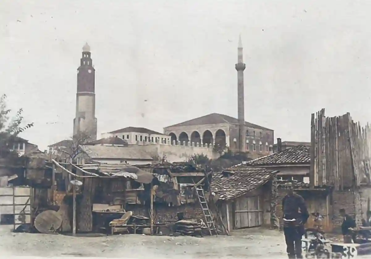 Altes Bild der Sultan-Murad-Moschee in Skopje, Mazedonien. Mit Blick auf den Uhrenturm.